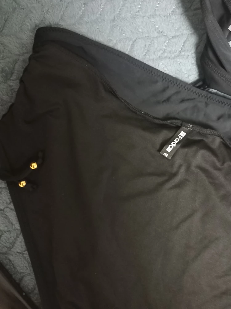 Низ от другого похоже купальника, не как на фото