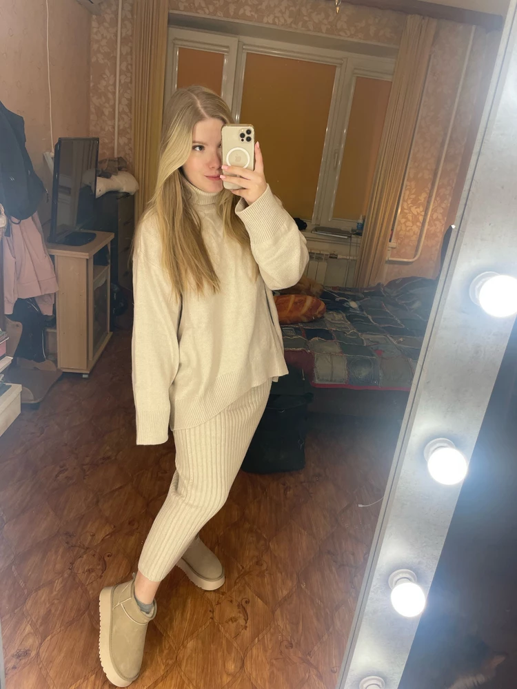 Угги замечательные, теплые. Да, немножко слетают с пятки, но люди которые это писали до меня- с уггами так всегда. К этому можно привыкнуть. И они очень красивые, я долго искала такой цвет. Швы вроде ровные, ничего не торчит. Мне очень понравились🩶