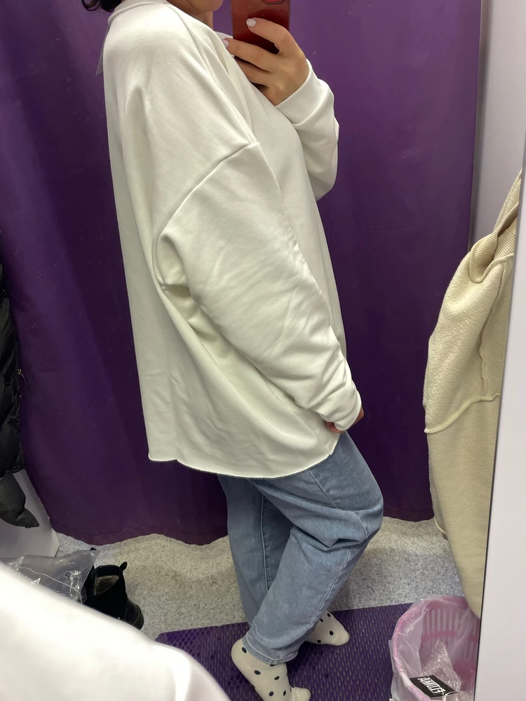 Хороший свитшот, приятный материал, пошив качествнный
взяла М, не очень понравилось как на мне сидит, поэтому отказ