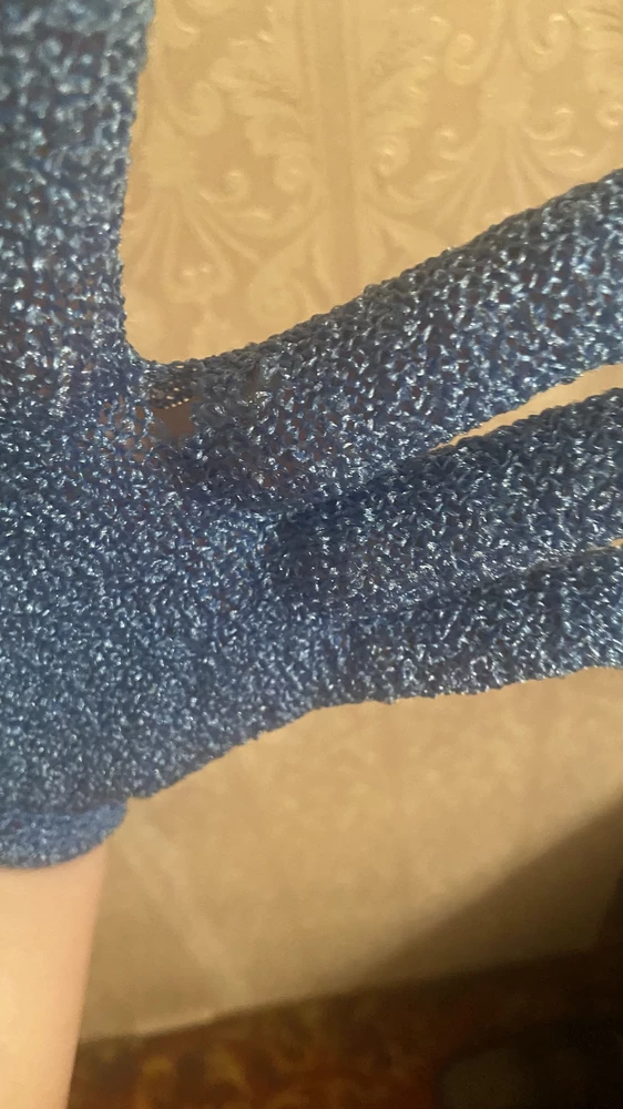 Не посмотрела напункте выдачи, а дома уже увидела,что на одной из перчаток дырка, которая ползёт дальше :((( Многие пишут, что перчатки маленькие,  на самом деле они выглядят детскими, но они хорошо тянутся, поэтому отлично сидят на средней женской руке. Сами перчатки хорошие,трут отлично, именно такие жестковатые и хотела. Сняла 2 звезды только из-за брака. Советую …