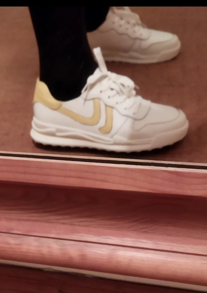 Для моей стопы, средней полноты , очень удобные. Это вторые кросовки данного бренда. Мягкие, лёгкие. Подошва эластичная. На размер 39 взяла 40размер - как раз! Спасибо, мне очень комфортно👍💕
Главное, чтобы не лопнула подошва - это бич современной . 
Отлично упакованы