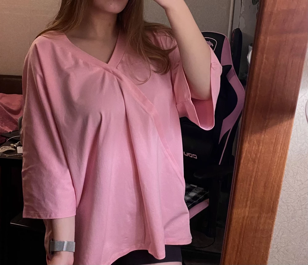 Заказала эту необычную футболку 🫶🏼 качество просто Вау!!! Доставили быстро. Сама футболка очень комфортная и порящая(оверсайз), цвет розовый, как и хотела 🩷 Однозначно рекомендую!