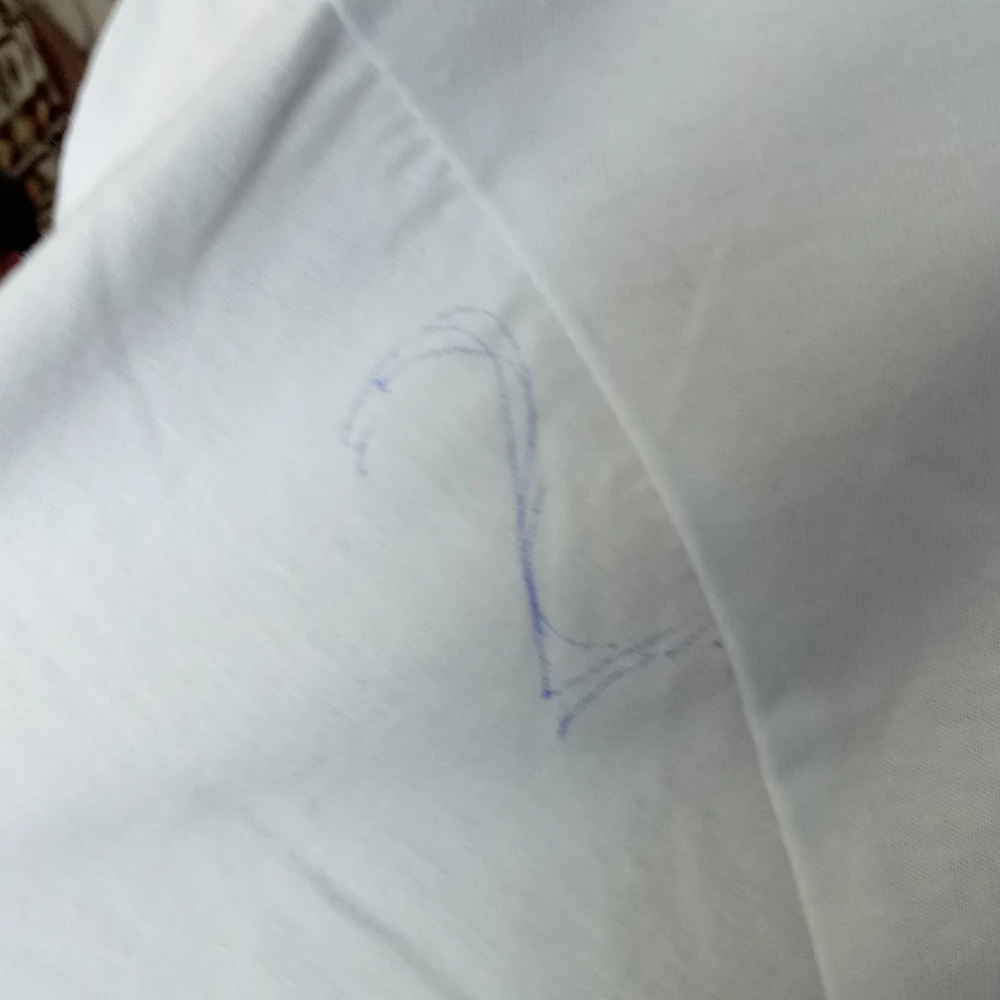 это что такое?! почему на футболке белой написано ручкой, я очень разочарована в товаре..не советую покупать