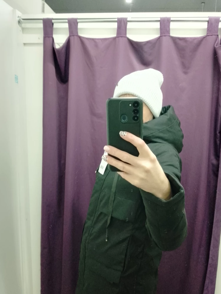 Пуховик хороший, нитки не торчат всё аккуратно прошито