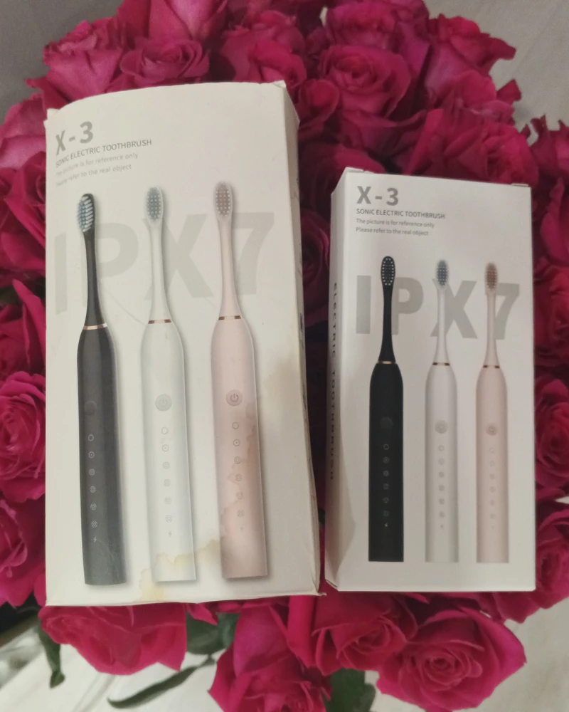 Ужасная щетка! Пришла разряженая. Много раз заказывали у других продавцов, приходила с зарядом и можно сразу было проверить работу. Вибрация такая что страшно за зубы, и растрескаться могут! Рука за 10 секунд начинает испытывать неприятные болезненные ощущения. Внутри что то побрякивает, похоже от такой вибрации болтики винтики повылетали ещё до приезда ко мне, гуляет щётка из рук в руки. Резиновой заглушки нет, как и подарочных патчей. Как я могу сделать возврат? Хоть и цена вопроса не велика, но с таким некачественным продуктом и отношением к покупателю я на WB столкнулась впервые, поэтому пишу свой первый отзыв и делаю первый возврат. Если есть брак то исключите его из оборота, зачем над людьми издеваться? Себе же только портите репутацию