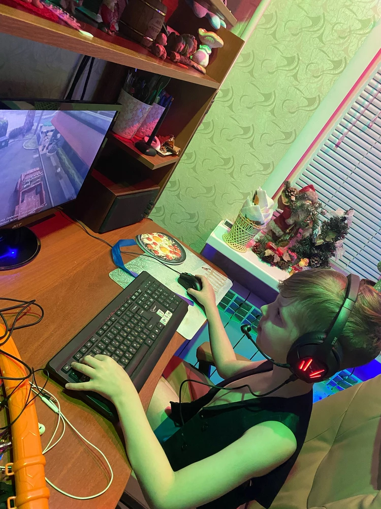 Наушники очень понравились, провода длинные к компьютеру и к телефону все подошло, ребенок доволен!