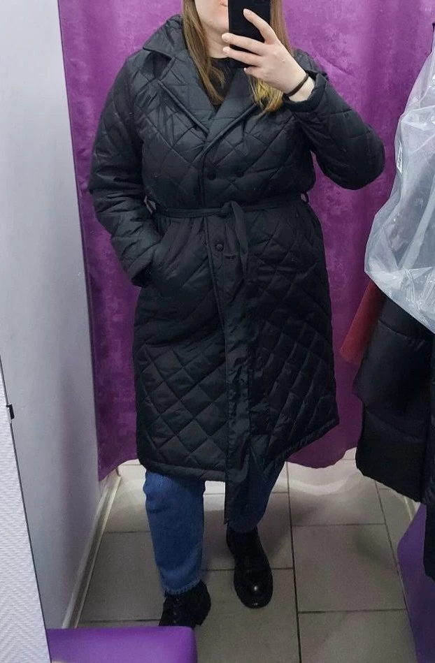 Пальто идет в размер, мне понравилось как на мне село! На свой 52й так и заказала 52. Были белые ворсинки, но я быстро почистила их роликом дома. И отдельное спасибо за сумку, очень удобно было нести до дома!)