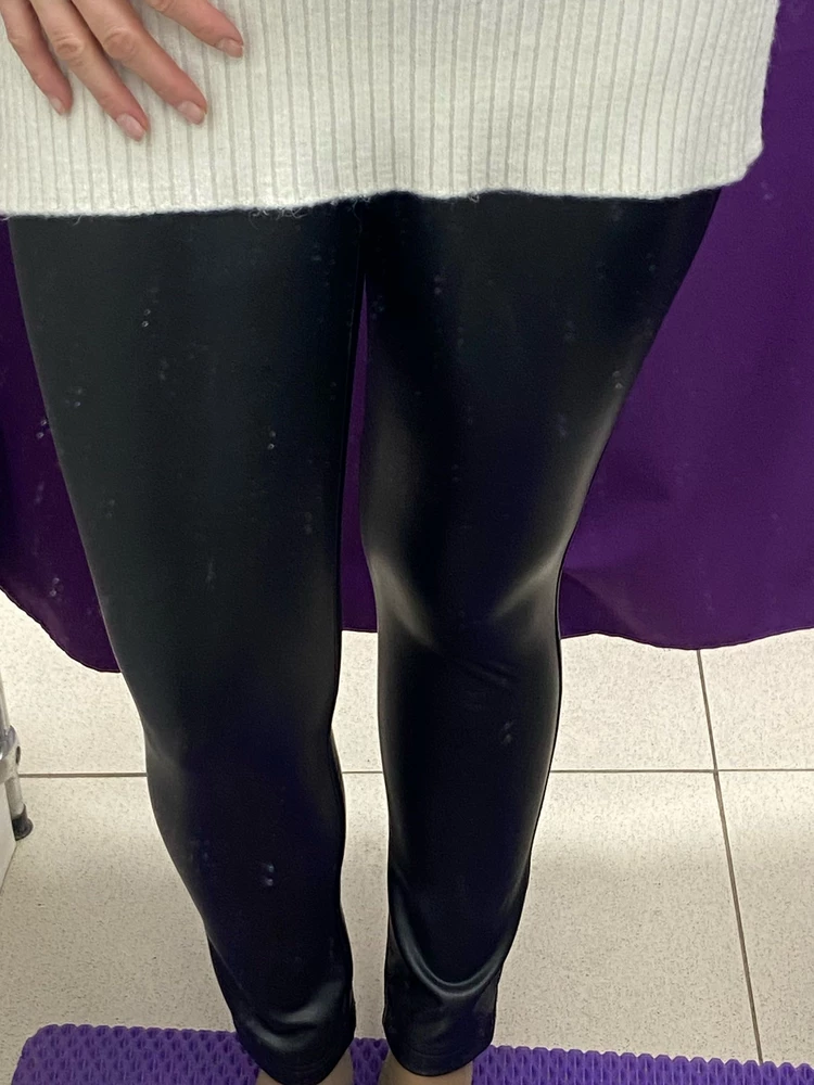 Они на высокий рост и хорошо тянутся, это огромный плюс. 48 размер на мой об 105 натянулся, но, полагаю, столь сильной растяжки быть не должно. Попробую заказать 50 размер. На рост 178 - до щиколотки, я такую длину и хотела. Запах - сильный, слежавшейся клеенки, похож на запах свежей рыбы. Выветрится ли - не понятно. Это самая большая проблема данного товара.