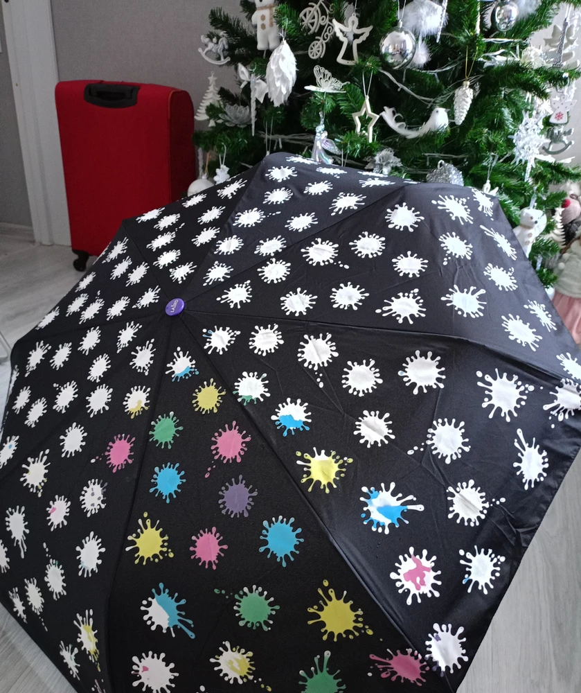 Зонтик отличный. Кляксы намочили..цвет проявился. Ребёнок счастлив. Упокован хорошо. Спасибо продавцу.