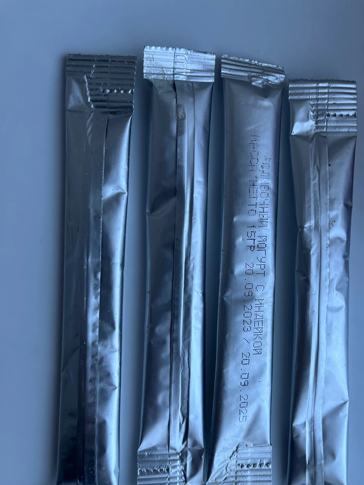 В нутри упаковки грязные в остатках супа