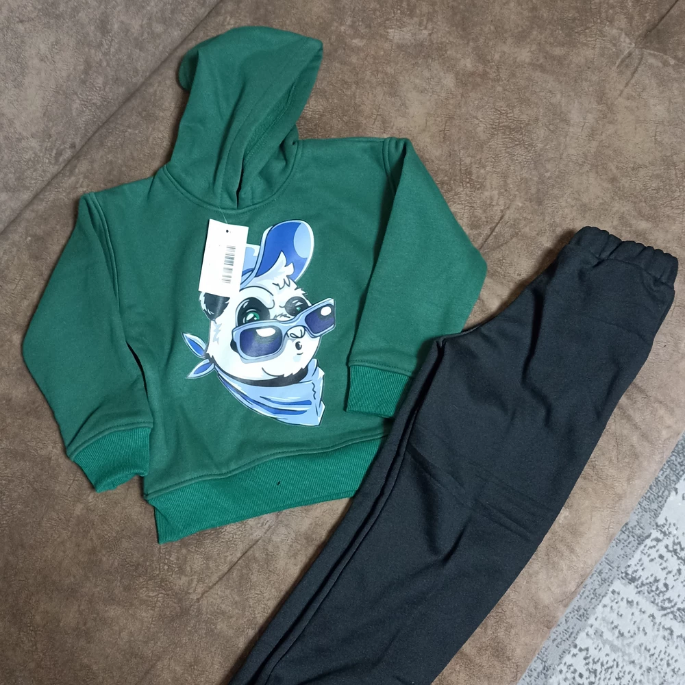 Яркий рисунок,цвет соответствует заявленному.Ткань приятная,плотная ,премиального качества.Очень теплый,флисовый начес внутренней стороне.Ребенку комфортно,нигде не сковывает движение .Покупкой довольны,купили на подарок.Рекомендую .