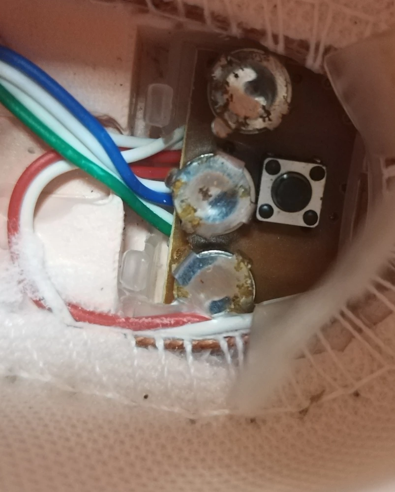 Второй кросовок не светится