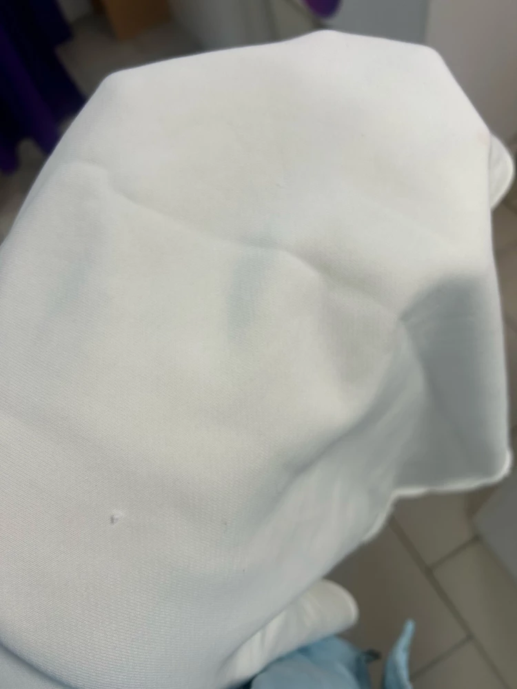 Катышки, несколько грязных пятен. Размер не соответствует, очень большемерит.