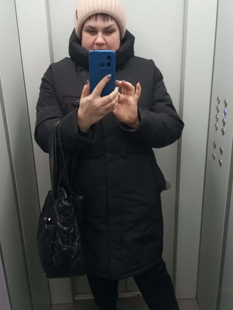 Пальто очень тёплое, сегодня в -25стояла долго на остановке, не замерзла совсем, единственный минус, очень электризуется ткань и всё липнет, попробую обработать антистатиком