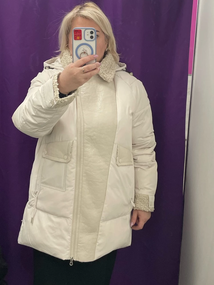 Куртка мне понравилась! Но она мне велика! Я ношу советский 50 размер! Но даже если я надену под нее толстый свитер (я их вообще не ношу никогда), то она все равно большая! А так куртка красивая, отделка мехом под барашка, есть кожаная вставка впереди около молнии- не будет грязниться, капюшон на кнопках - можно отстегнуть. В общем, у кого размер 52 и не особо огромная грудь , то будет хорошо!