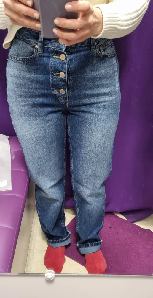 Джинсики удивили своим качеством, ещё ни  разу не покупала джинсы Российского производства, но была приятно удивлена. Ткань плотная и мягкая, джинсы смотрятся дорого. Искала специально с завышенной талией, чтобы скрыть всякие места ))
На вес 57 кг подошёл размер S.