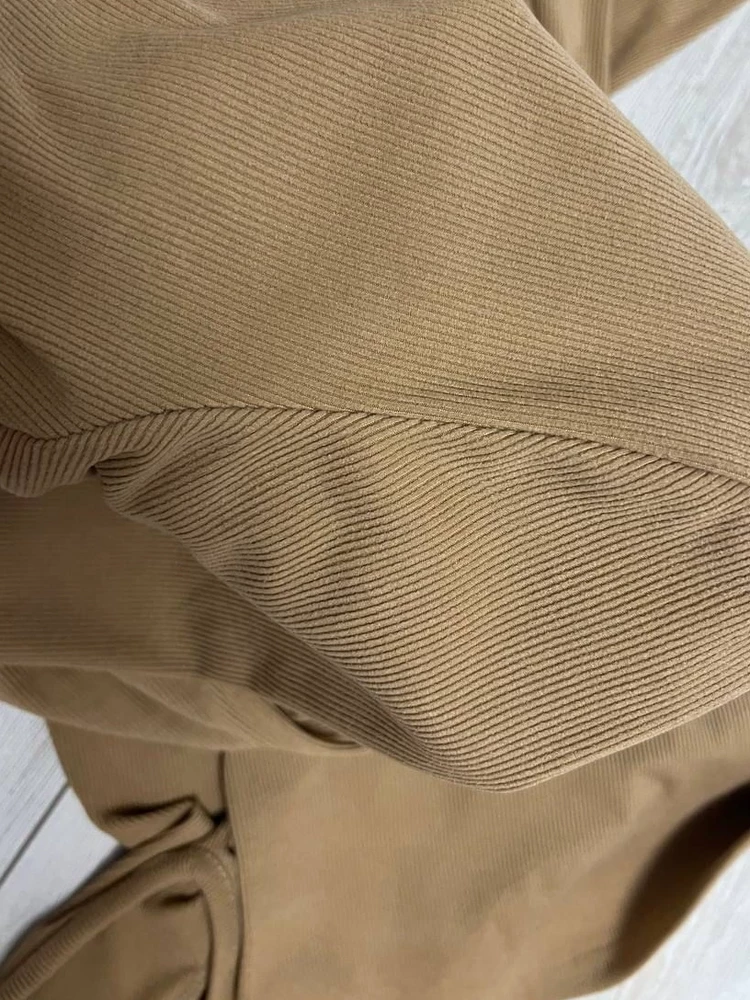 Заказал жене. Красивое платье, очень понравился материал и цвет такой красивый, однозначно рекомендую, швы хорошие.