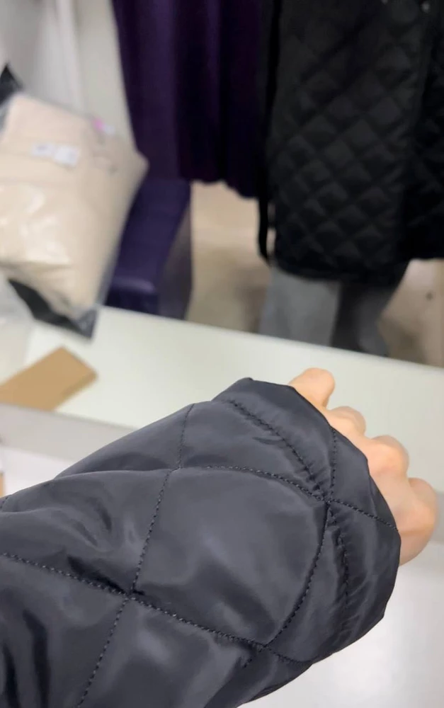 Пальто маломерка, на свой 46 взяла 48-50, село как нужно! Смотрела по размерной таблице. На небольшой минус подходит, в нем не холодно, но лучше одеть шарф, так как грудь открыта. В общем рекомендую)