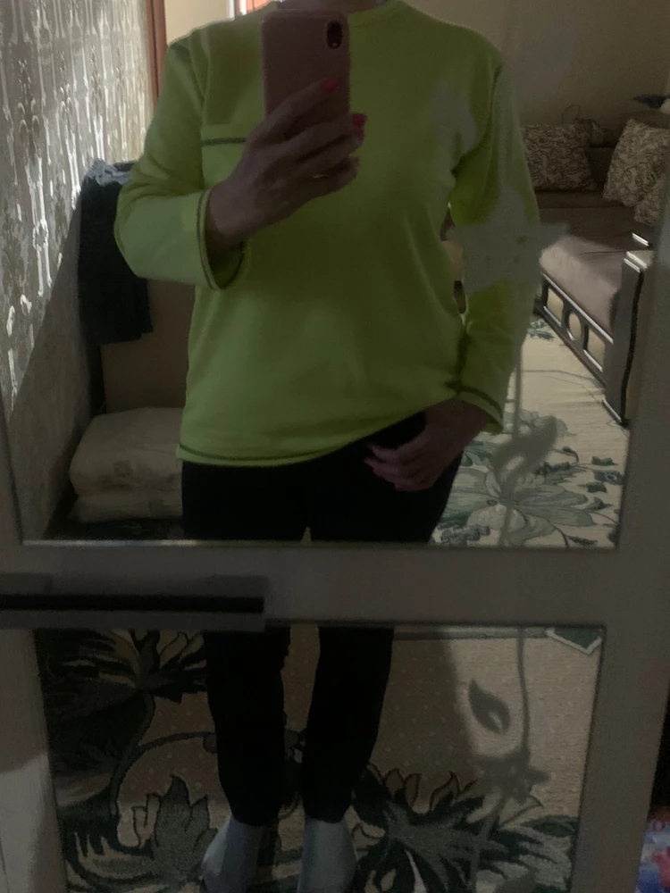 Очень достойный, качество отличное, размер в размер. За такую цену просто подарок! Можно и под спортивные штаны и под лостны и под джинсы. Советую однозначно! Нитки не торчат, все швы ровные. Незнаю после стирки как будет, надеюсь все будет ок.