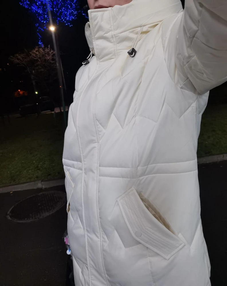 Отличная куртка! Я в восторге. Теплая, удобная, качественно прошитая. Рукава не тесные, одевала на толстовку. На улице -25, я в футболке, мне тепло. Рекомендую