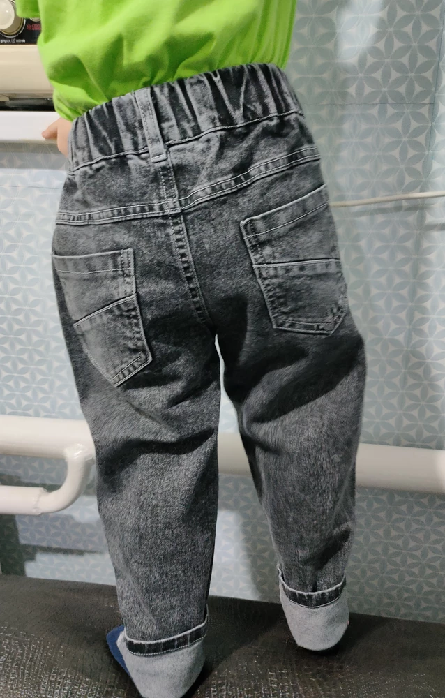 Симпатичные джинсы, но они очень большие, на рост 100 см, рр98-104 огромные и широкие. Понравилась ткань, мягкая, ребенку будет комфортно в них. Правда запах краски присутствует, но серые джинсы всегда так пахнут (не один год замечаю это). Думаю, что модель больше для девочек, отказ.