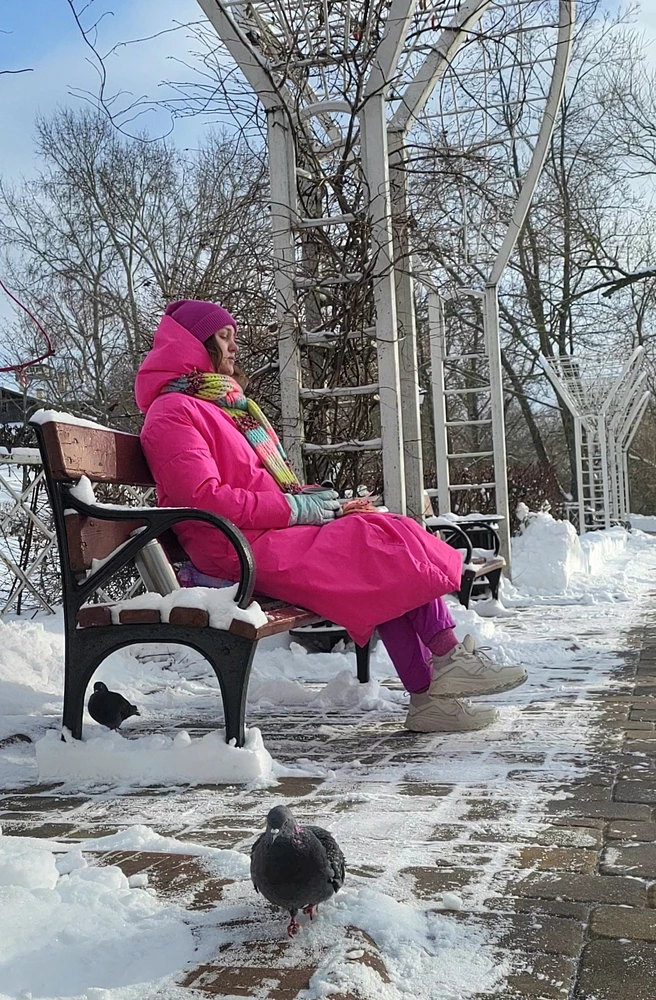 Это отличные кроссовки! Цена на них сейчас просто смешная. Я покупала в начале зимы в два раза дороже. И всё равно было относительно недорого. Опасалась, какое качество может быть за эту цену. Раньше брала всегда только известные бренды. Но этот оказался не хуже. Кроссовки удобные, тёплые, не промокают, ничего пока не расклеилось, краска не сцарапалась, смотрятся хорошо. Мужу тоже купили зимние. И у него тоже положительный отзыв.