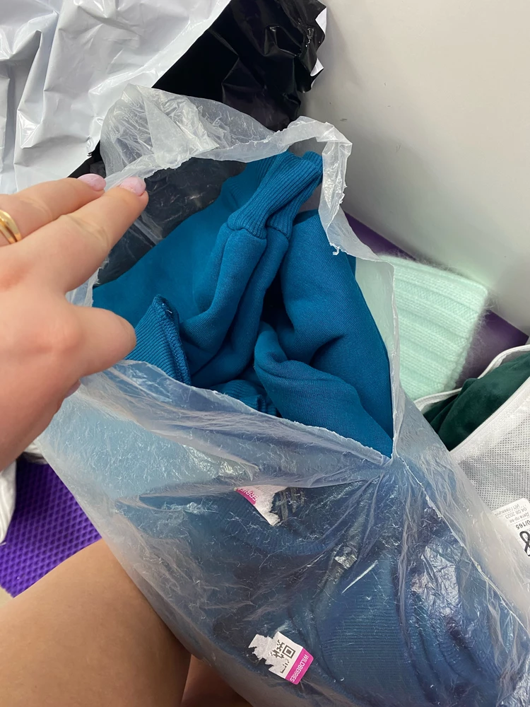 Вместо красивого синего костюма,пришло вот это,даже открывать не стала.но размер меньше пришел нормальный,качество на 4