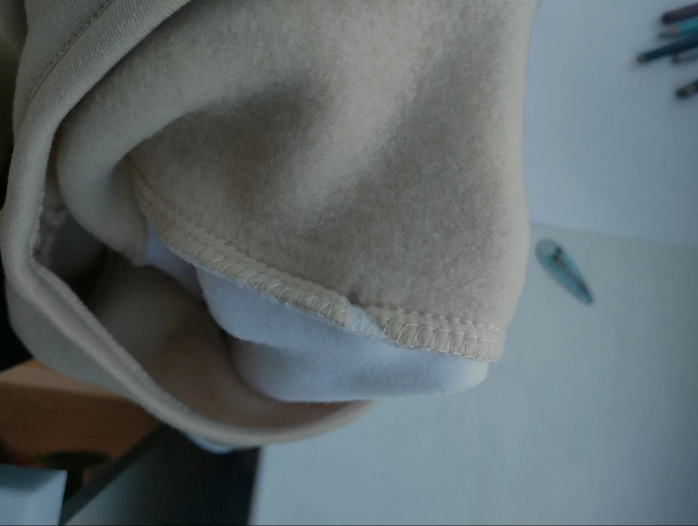 Свитер хороший, размер подошёл, приятная ткань. Недостаток - дырка (вырван или вырезан кусочек ткани), заметила когда стала отпаривать перед тем как одеть. При получении не было видно из-за складок.