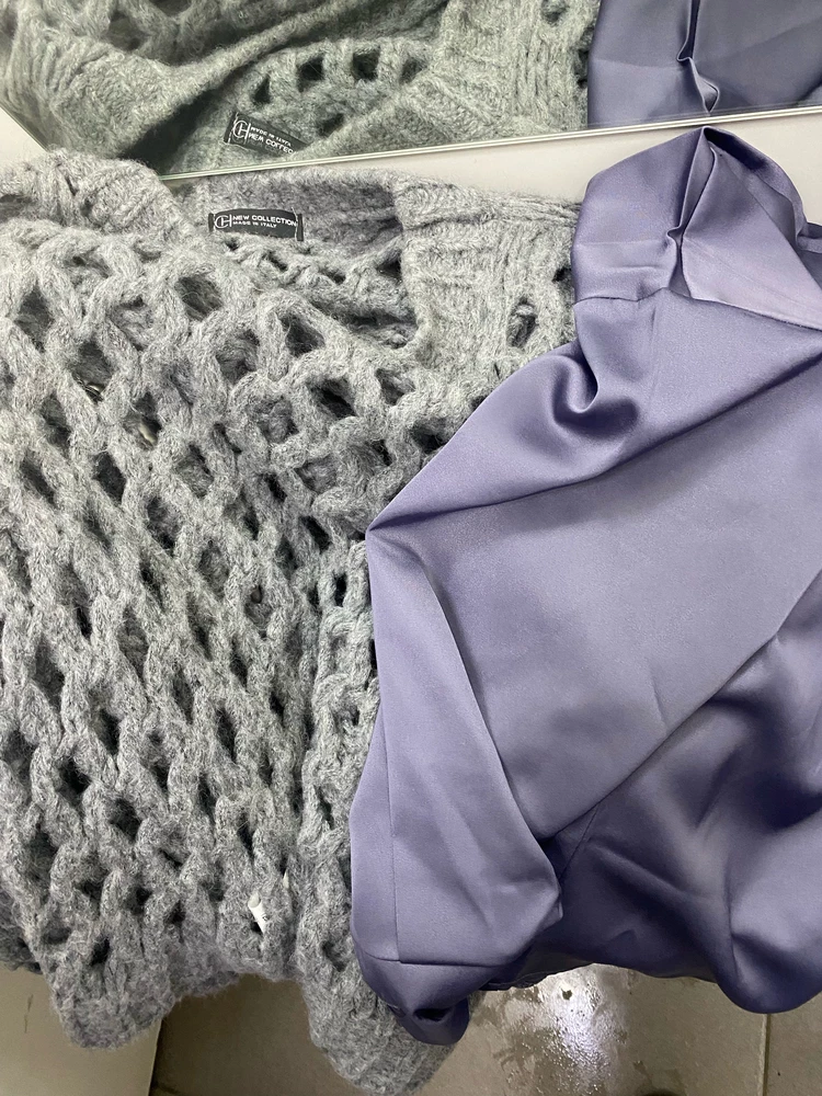 Справа блузка стоит как цвет-графит , но точно не он доя сравнения графит слева, совсем цвета даже близко не совпадают , блуза увета больше баклажан