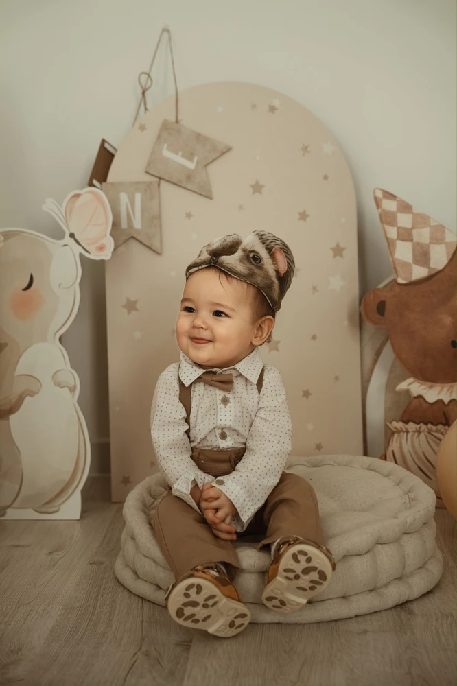 Очень красивый костюм. Покупали на годовасие. Носим размер 74, но здесь взяла 80, подошел хорошо. 
Подтяжки вообще отдельная любовь ❤️