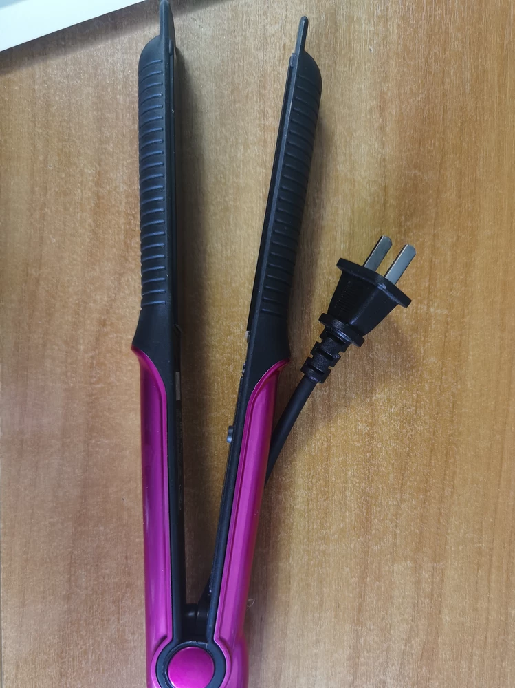 Плойка нужна была для парика, удобно только то что есть температурный режим и он поддерживается, хоть волосы не плавятся))) Вот только жаль не обратила внимания что розетка не стандартная а переходник хлипенький оказался надеюсь ещё какое то время продержится и придётся искать новый(