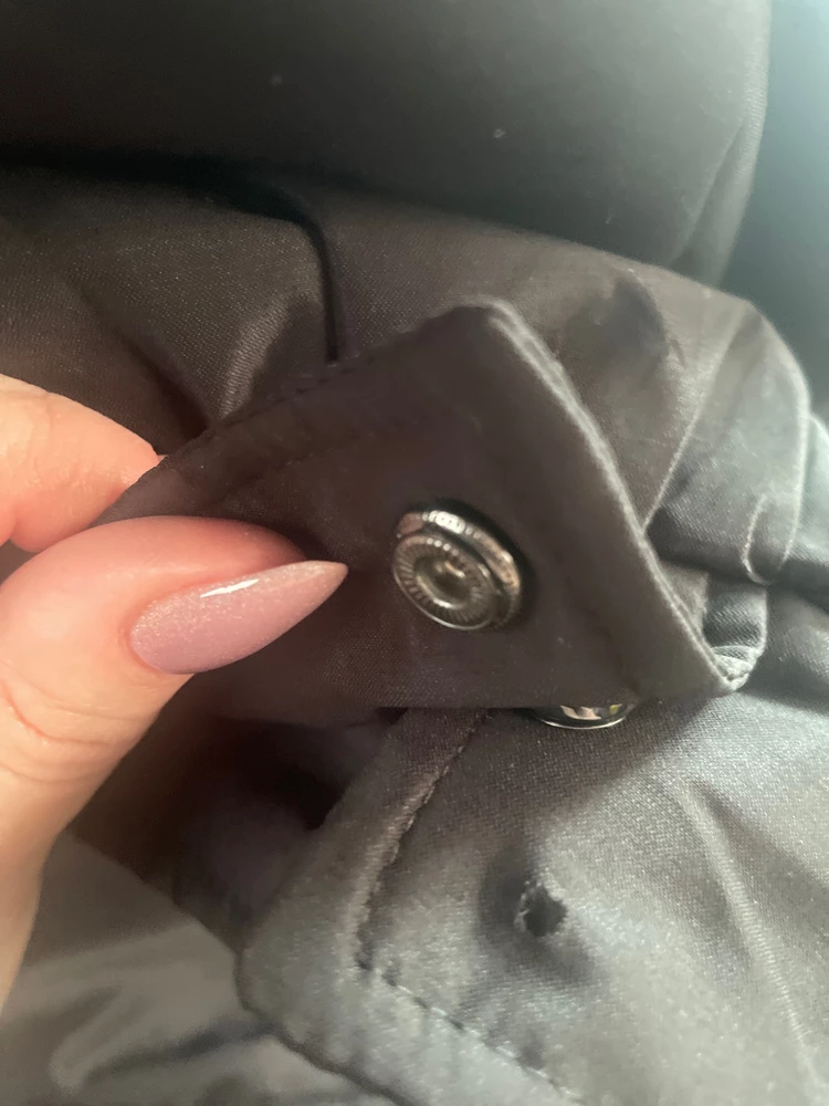 Куртка красивая,немного большемерит,но это оверсайз.Но есть,конечно,одно очень большое Но!!!Фурнитура,ну вообще никуда не годится:молния заедает,но это ладно,а вот кнопки,через два часа носки просто вывалились))