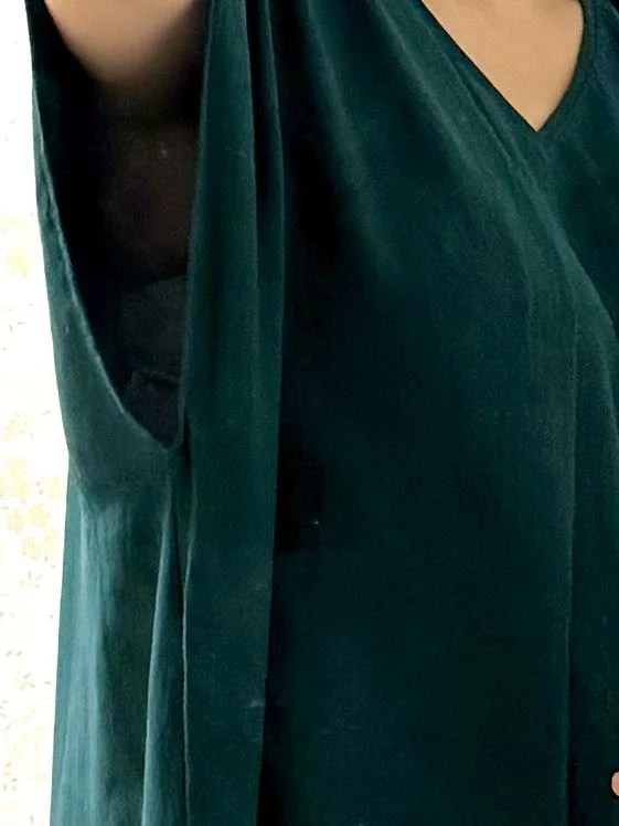 Красивое летнее платье.
Пройма рукава действительно чрезмерна. 
Ткань не мнется.
Жду в других цветах!