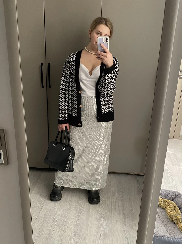 Отличная юбка, пришла в размер, пайетки не сыпятся, ношу с удовольствием ❤️