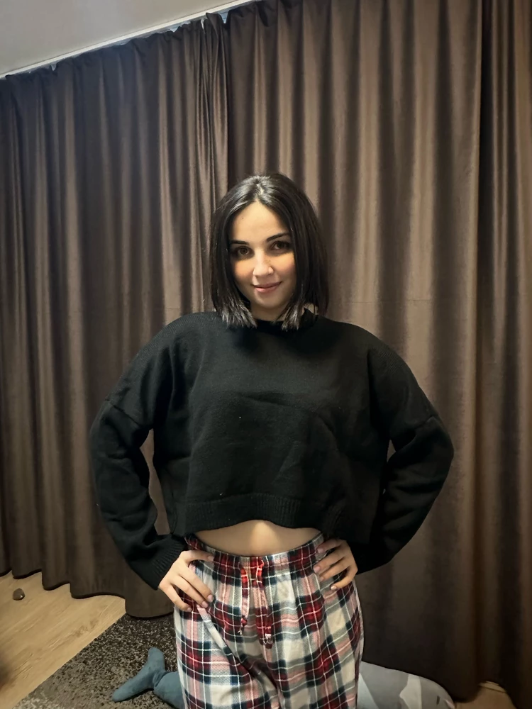 Свитер супер! Под рубашку и юбку самое то, рекомендую! Качество очень хорошее, в меру тянется, не колется