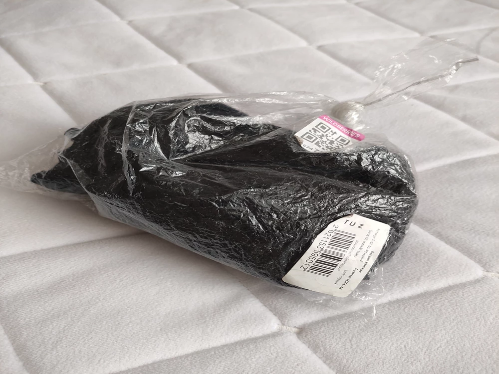 Упаковка - без комментариев. Просто плюхнули в пакет (даже не сложили) и завязали узелком. Этикетки не было. Тонковаты - для дома пойдет.Но забрала - не хотелось ходить по 100 раз и мерять. Т.к. сели нормально и видно, что не стиранные и не ношеные. Возмущает только такое отношение покупателей и сотрудников ВБ - ведь кто-то додумался так сложить товар и отправить. Поэтому 3 звезды. По качеству и пошиву претензий нет.