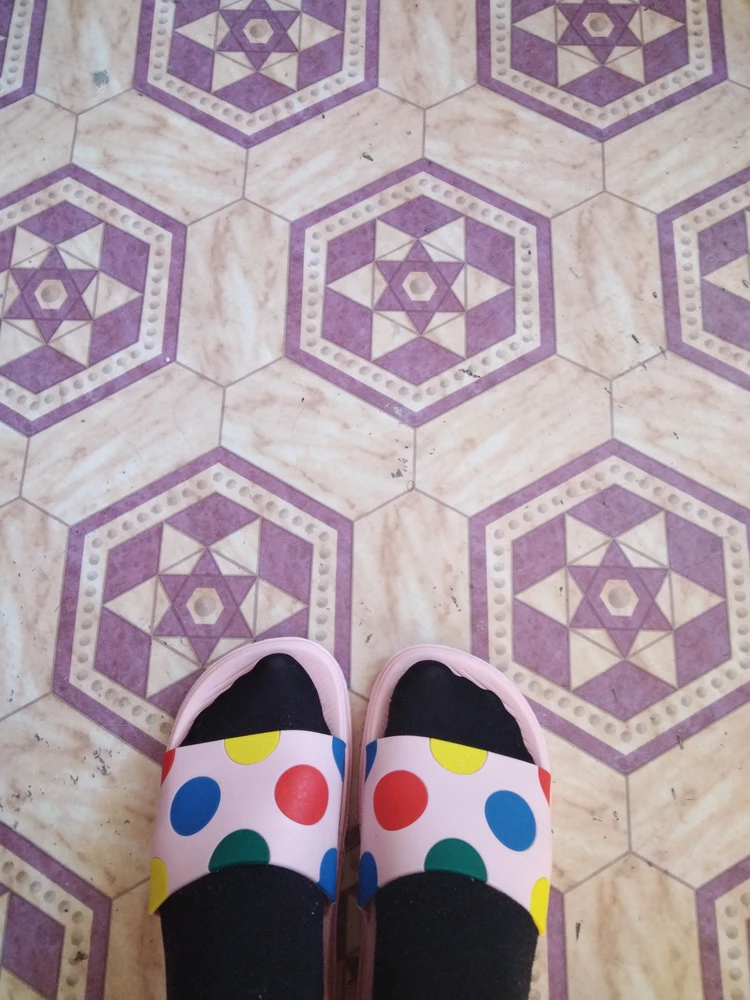 Отличные шлепки. Не трут. Мягкие. Немного пахнут, но быстро запах выветрился.