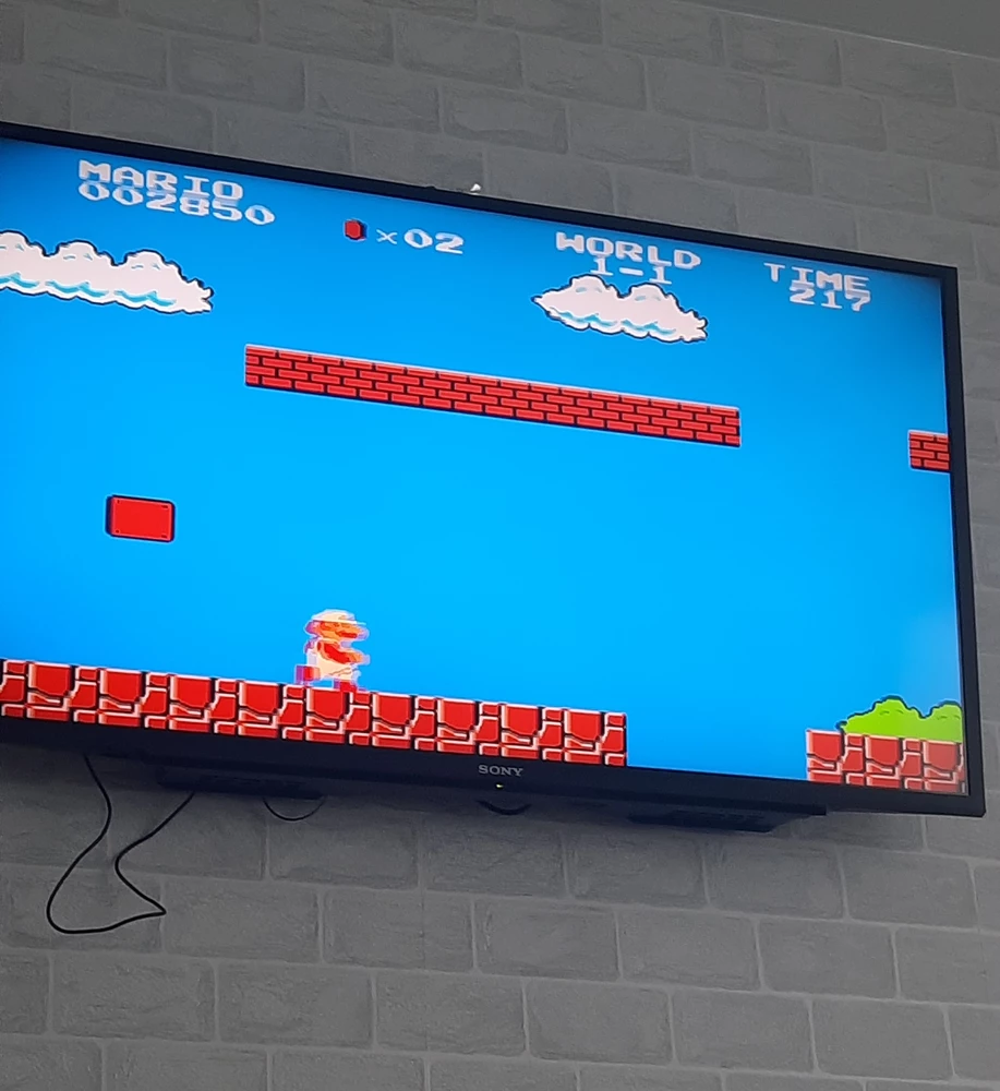 Пришёл быстро, хорошо упакован, все целое. Дарила мужу, он не ожидал что будет такой прикольный и ещё и без проводной. Игр очень много, нужно разбираться, разделов так же много. Качество как в денде. Играем всей семьёй по вечерам, спасибо. Есть вопрос? Где брать джойстики если вдруг сломаются?