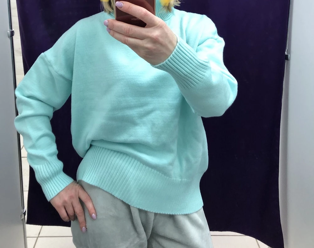 Отличный свитерок! Мягкий, приятный к телу, цвет просоо обалденный. Я в восторге! Еще и носочки в подарок 👍