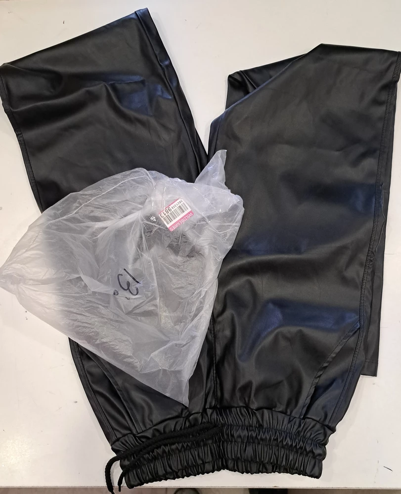 Вместо БЕЛОЙ БЛУЗКИ пришли ЧЕРНЫЕ ШТАНЫ. Подумайте несколько раз перед тем как заказывать у данного продавца)