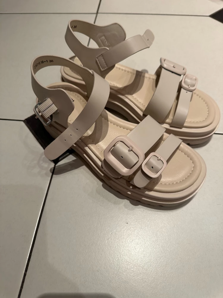 Хорошие босоножки, подошли по размеру 👌🏼 очень порадовал пыльник в коробке!