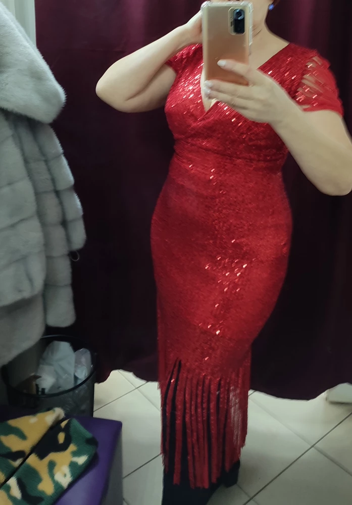 Красивое платье. Для любой фигуры, питейки все на месте. Единственное порекомендовала бы производителю, чуть удлинить подклад,  так как он на 7-10 см выше начала бахрамыи и  сама бахрама начинается намного выше колена.