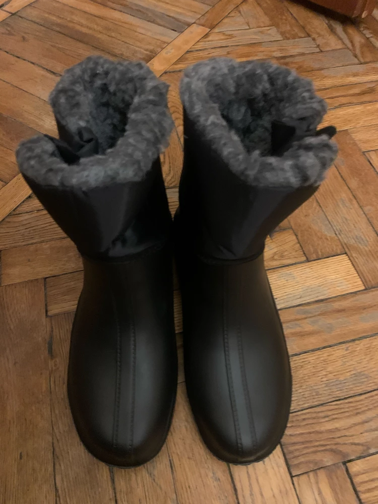 Пришли быстро , в пакетике , все целое , теплые аккуратные, но пятка не держится вооьще , далеко не уйдешь , взяла для прогулок с собакой на предстоящий период.