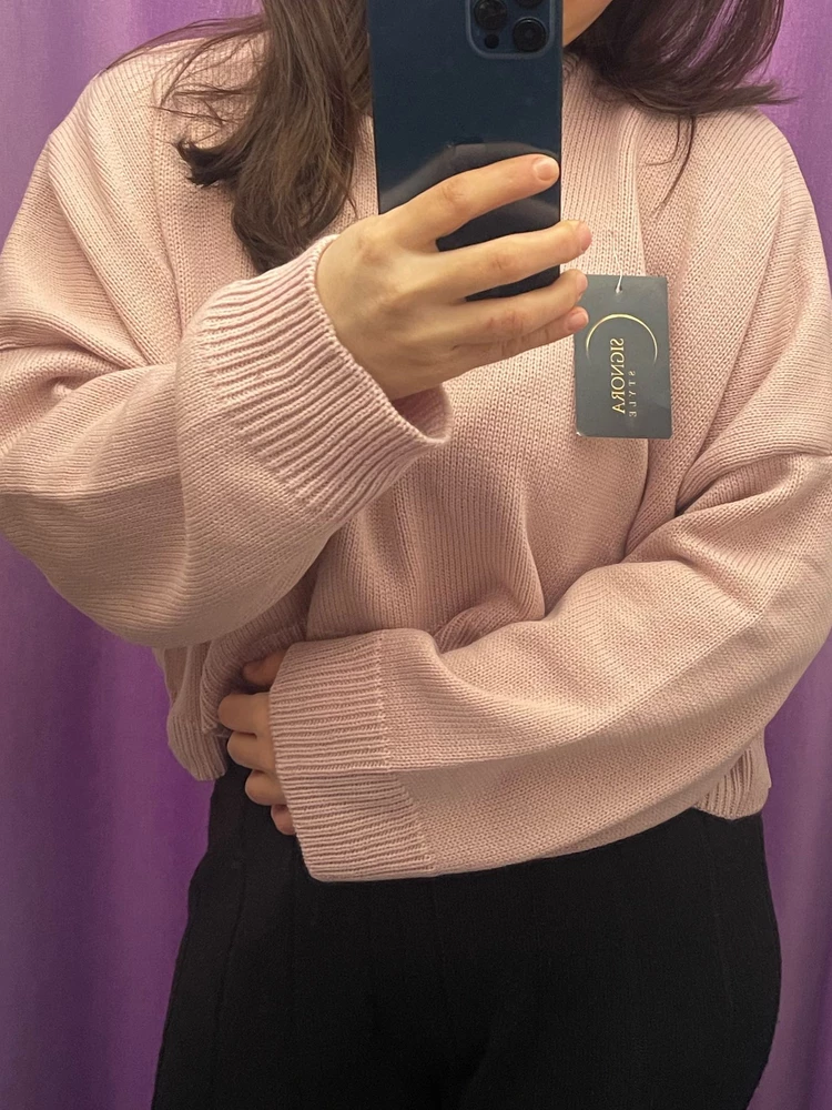 Очень классная укороченная кофточка, приятная к телу и цвет красивый, покупкой довольна👍🏻