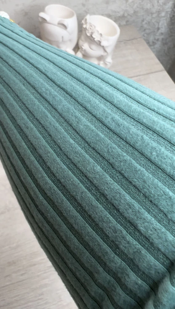 Такая классная водолазка! Мягчайшая, похожая на бархат. Шовчики ровные, никаких ниток не торчит нигде. Приятнейшая к телу. Цвет неизбитый, клевый)