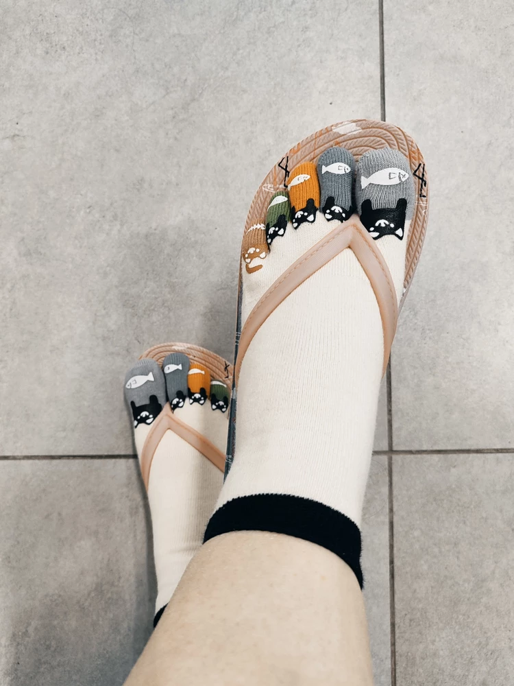 Давно хотела себе носки с пальцами)) Искала листала и выбрала с котиками, я довольна, такие они милые💞 Хорошее качество. Мягкие, не сползают.
