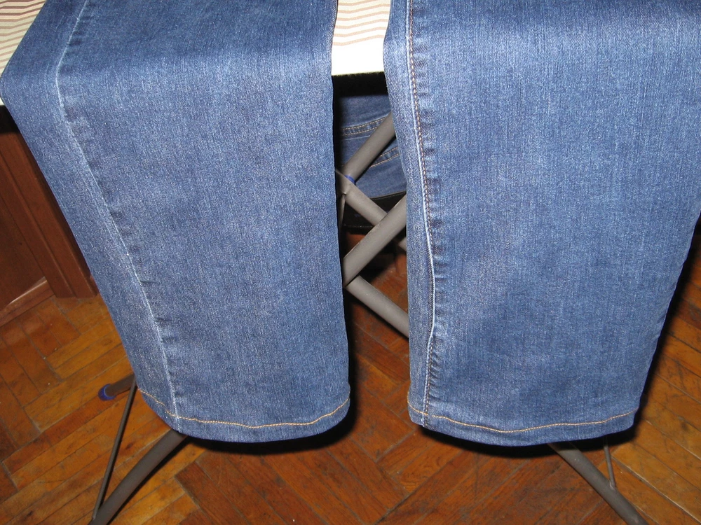 Покупаю вторые такие джинсы. Первые - на отлично, только в длину укоротила. Вторые - с перекосом шва вперёд на правой штанине. Перекос значительный, порядка 5-7 сантиметров, получала без примерки, т.к. предполагала, что джинсы такого же качества, как и первые. К сожалению, полностью убрать этот дефект невозможно - максимум пару сантиметров. Видимо пошиты из "сырого" денима. В остальном джинсы хорошие. Но дефект очень неприятный!!!