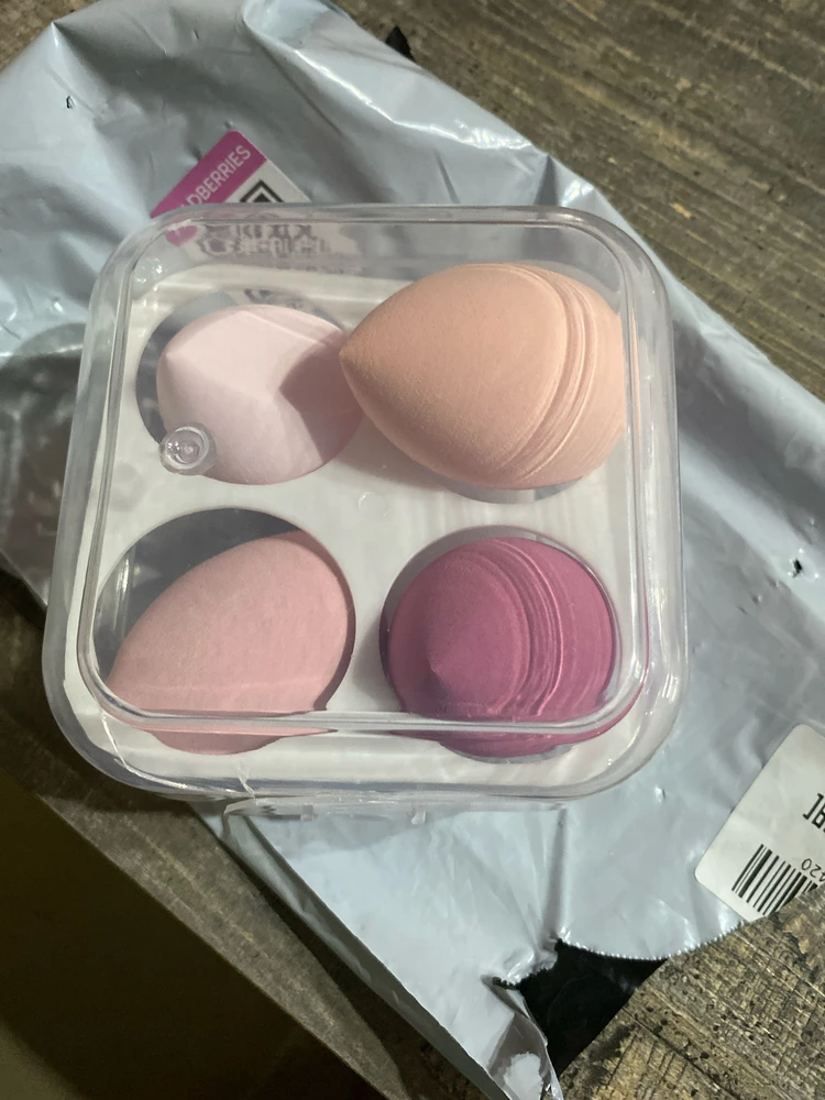 Пришло сломанное, сразу не увидела. Все бы ничего если бы не в подарок