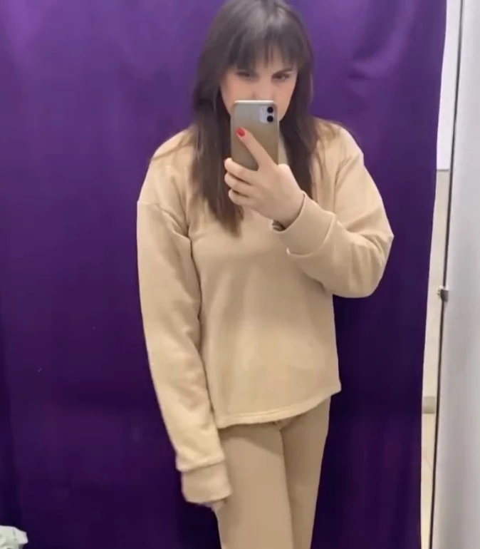 Костюм очень красивый, понравился. Стройнит . Хорошо выполнен. Качество отличное, приятный к телу материал.  Все что надо спрятал , все достоинства подчеркнул. Хорошая модель и очень быстро пришел ! Рекомендую!