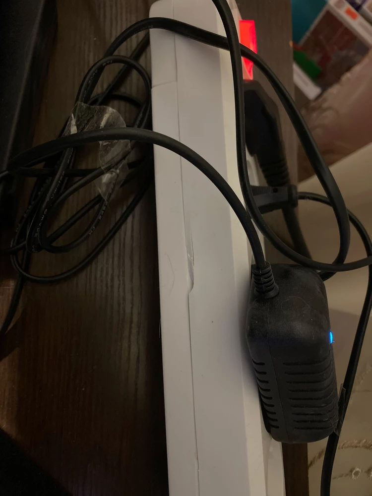 Всё работает, проверила в пункте выдаче, но не заметила скол на корпусе, обнаружила это только дома. Обидно, что прислали повреждённый товар